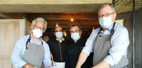 Les chefs cuisinent pour les étudiants