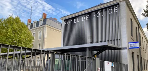 Le Mans : il se rebelle et casse la vitre d'une voiture de police