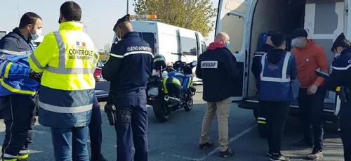 A la vue d'un motard sur l'A10, il passe le volant à son passager