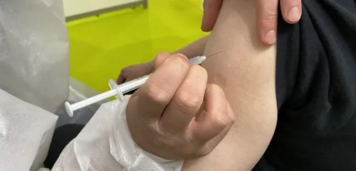 Vaccin AstraZeneca : rassurer les patients, la lourde tâche des...