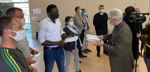 Les premiers autotests Covid distribués en collèges et lycées