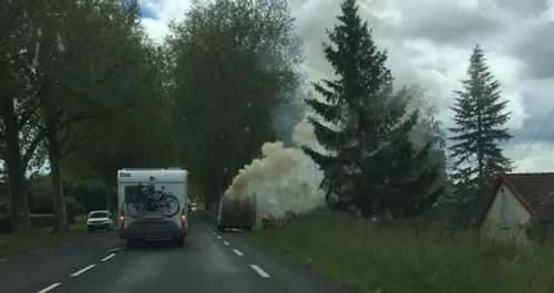 Une camionnette en feu sur la D338