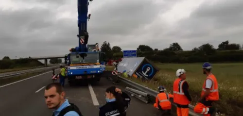 Le camion se couche, l'A81 coupée à la circulation