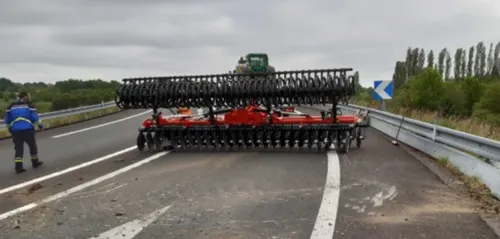 Un engin agricole glisse d'une remorque sur l'A28