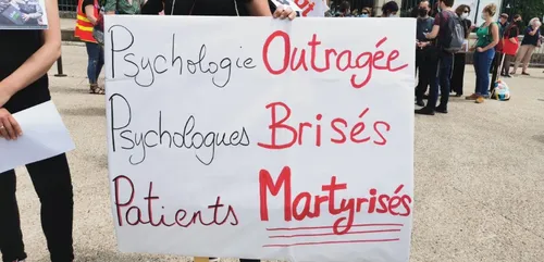 Au Mans, les psychologues manifestent pour défendre leur profession