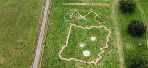 Tour de France : la fresque géante des agriculteurs mayennais