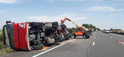 Sur l'A10, un camion se renverse à hauteur de Mer