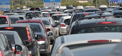 Gare aux bouchons : juillettistes et aoûtiens vont se croiser ce...