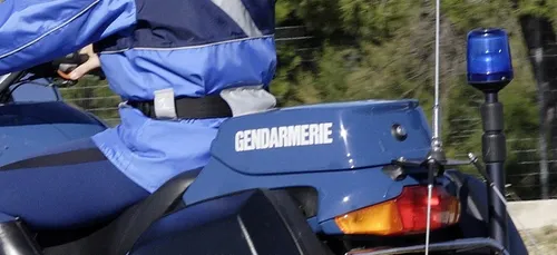 Orne : des gendarmes escortent une patiente sur le point d'être...