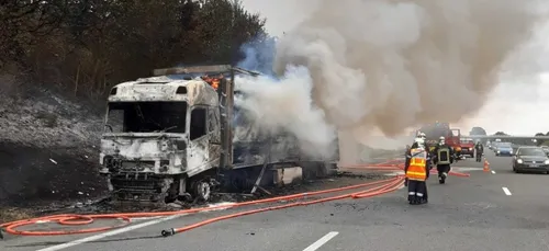 Sur l'A11, on évacue le poids-lourd brûlé