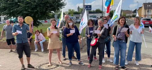 "Qui a eu cette idée folle... de casser l'école" : la FSU tacle...