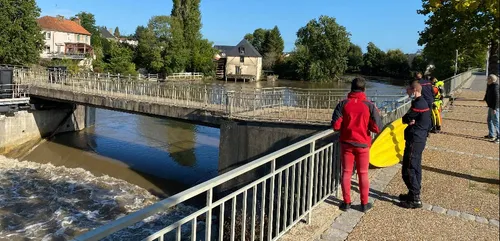 Le Mans : les pompiers récupèrent un canoë dans la rivière