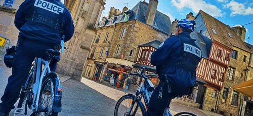Alençon : des policiers en vélo dans le centre-ville