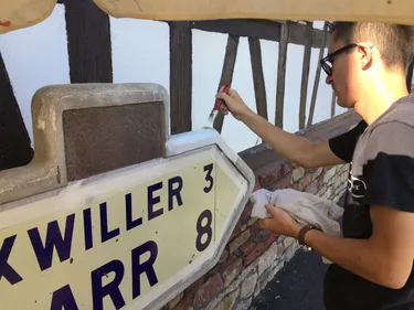 Des panneaux Michelin restaurés par un jeune passionné alsacien