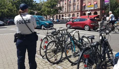 Oreillettes et portables au volant et au guidon, la police...