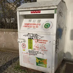 Danger des conteneurs à vêtements  : une femme grièvement blessée à...