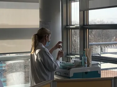 Visite du centre de vaccination aux Hôpitaux Universitaires de...