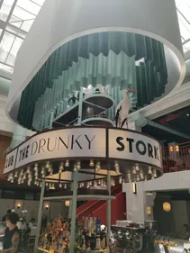 Dans l'esprit pub londonien, "The Drunky Stork Social Club" à...