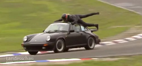 Un cascadeur s'entraîne sur le Circuit de l'Anneau du Rhin 