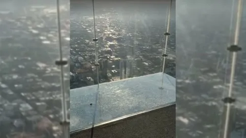 Un plancher de verre se fend sous les pieds des visiteurs