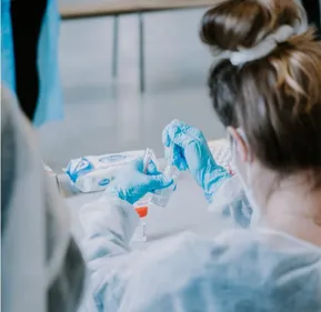 Covid-19 : L'OMS émet l'hypothèse d'un "accident de laboratoire" à...