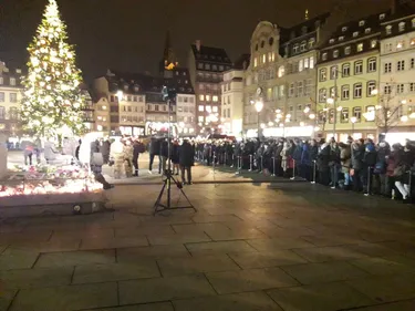 Emmanuel Macron rend hommage aux victimes de l'attentat place...