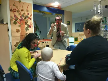 Des clowns pour faire rire les enfants malades