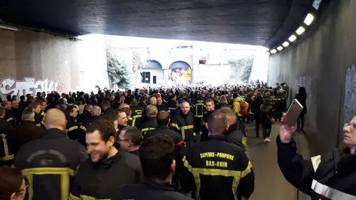 Un millier de pompiers dans la rue