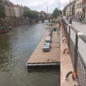 Installation du ponton flottant à Strasbourg