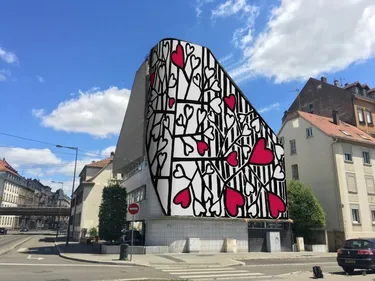 Après le mur végétal, "l'Arbre à coeurs !" : une oeuvre d'art...
