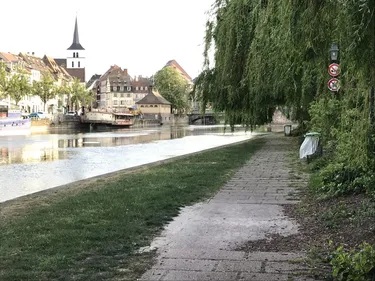 Accès autorisé aux berges, sentiers de randonnée et voies vertes 