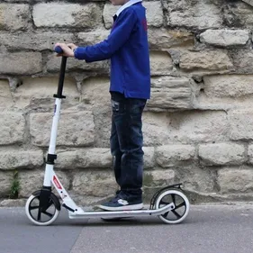 Appel à témoins : une femme percute un enfant à trottinette