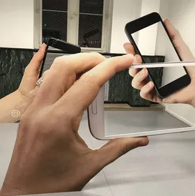  Biennale d'art contemporain : un regard critique sur l'ère numérique