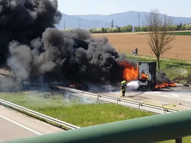 L'A35 fermée à la circulation : un camion en feu à Obernai