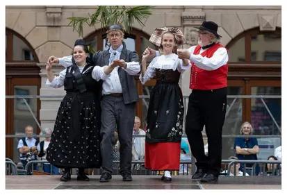 Un concours de danses folkloriques : tournage au Royal Palace de...
