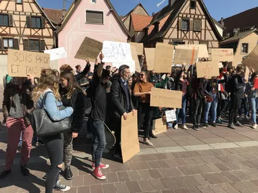 Lycéens et profs dans la rue à Sélestat