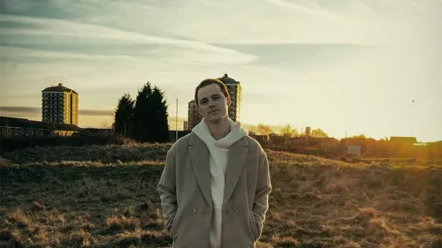 "RIVER", découvrez le nouveau clip de Tom Grégory 