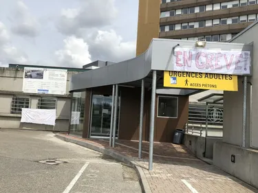 "Trop de brancards dans les couloirs des urgences, trop de...