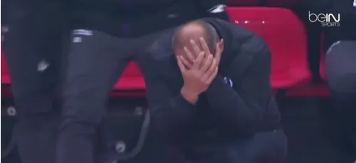 Touché par un avion en papier, Pascal Dupraz s'écroule par terre