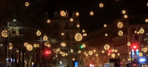 Illuminations de Noël en timelapse : ambiance féerique place Esquirol