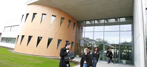 Une voiture folle fonce sur trois étudiants à Blagnac