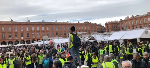 La Place du Capitole envahie par les gilets jaunes