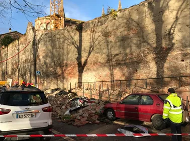Toulouse : Un mur s'effondre sur des voitures en plein centre-ville