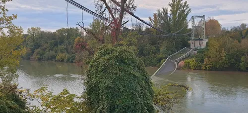 Un pont s'effondre au nord de Toulouse entraînant la chute de deux...