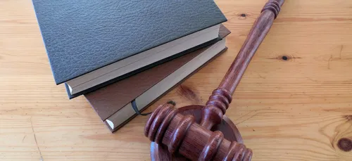 Près de 10 000 affaires ont déjà été reportées dans les tribunaux...