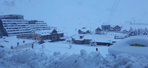 La livraison de neige par hélico à Superbagnères : le gouvernement...