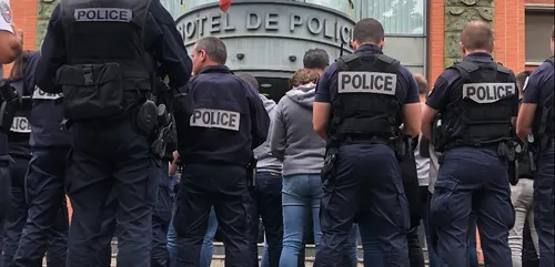 À Toulouse, des policiers déposent symboliquement leurs menottes en...