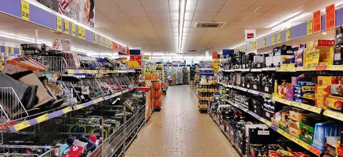 Confinement : Le gouvernement décide de fermer les rayons de...