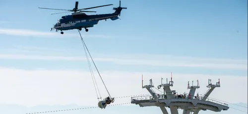 Les câbles du futur téléphérique installés grâce à un hélico