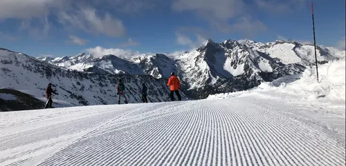 Ski à Noël dans les Pyrénées : Castex veut "empêcher les Français...